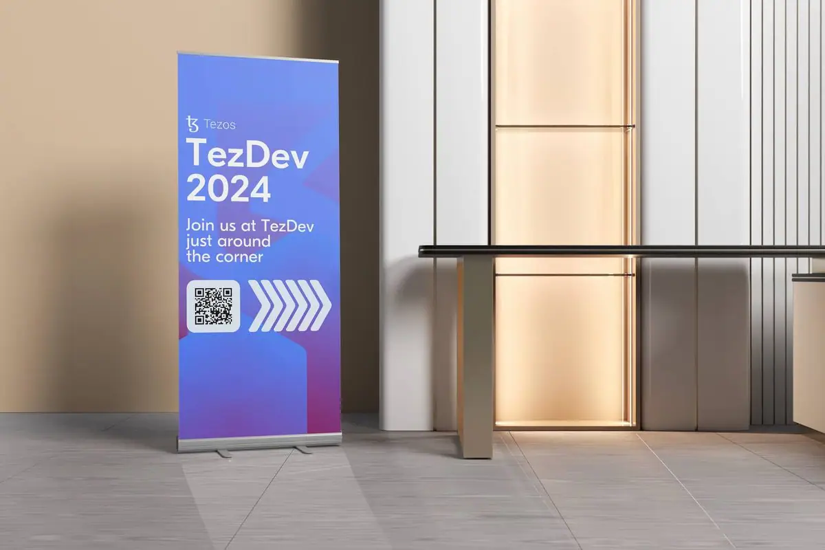 Roll-up баннер TezDev 2024 с QR-кодом и навигацией
