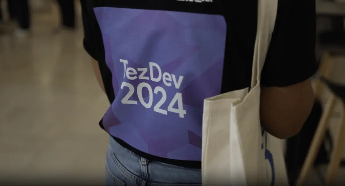 Мерч на площадке: футболка TezDev 2024 и шоппер